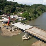 Prefeitura finaliza a instalação das vigas do vão central da ponte sobre o Rio Cachoeira