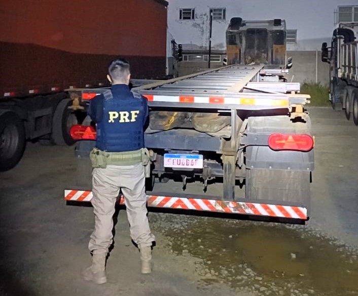 Em menos de 24h após o furto, caminhão e semirreboque são recuperados na BR-101