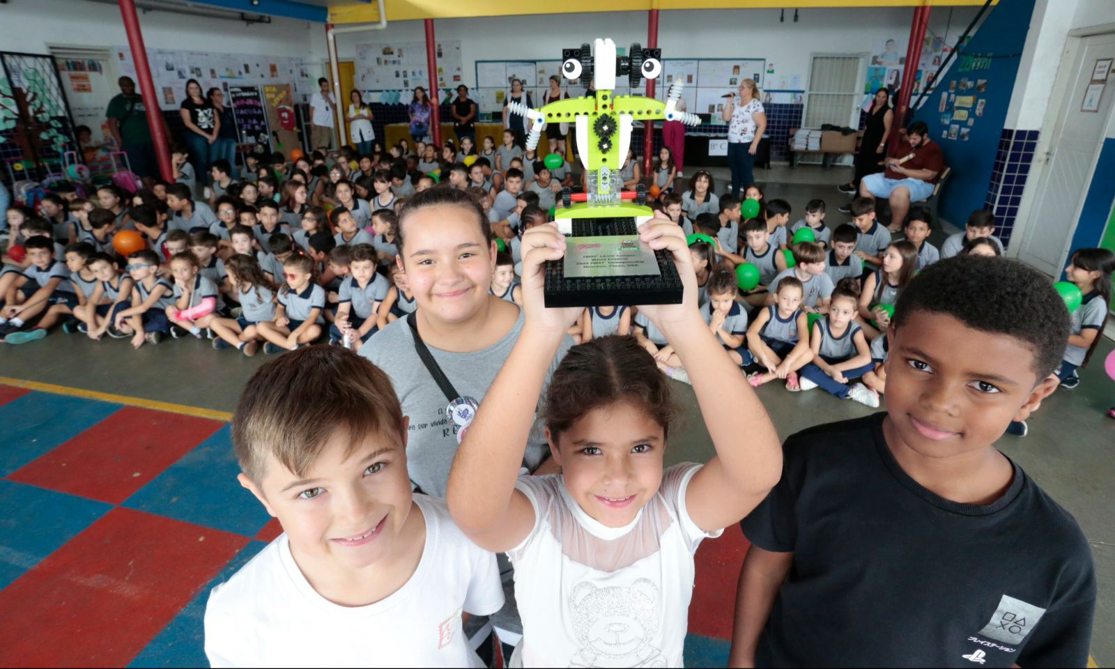Alunos são recepcionados em Escola Municipal de Joinville após ganharem troféu em evento nos Estados Unidos