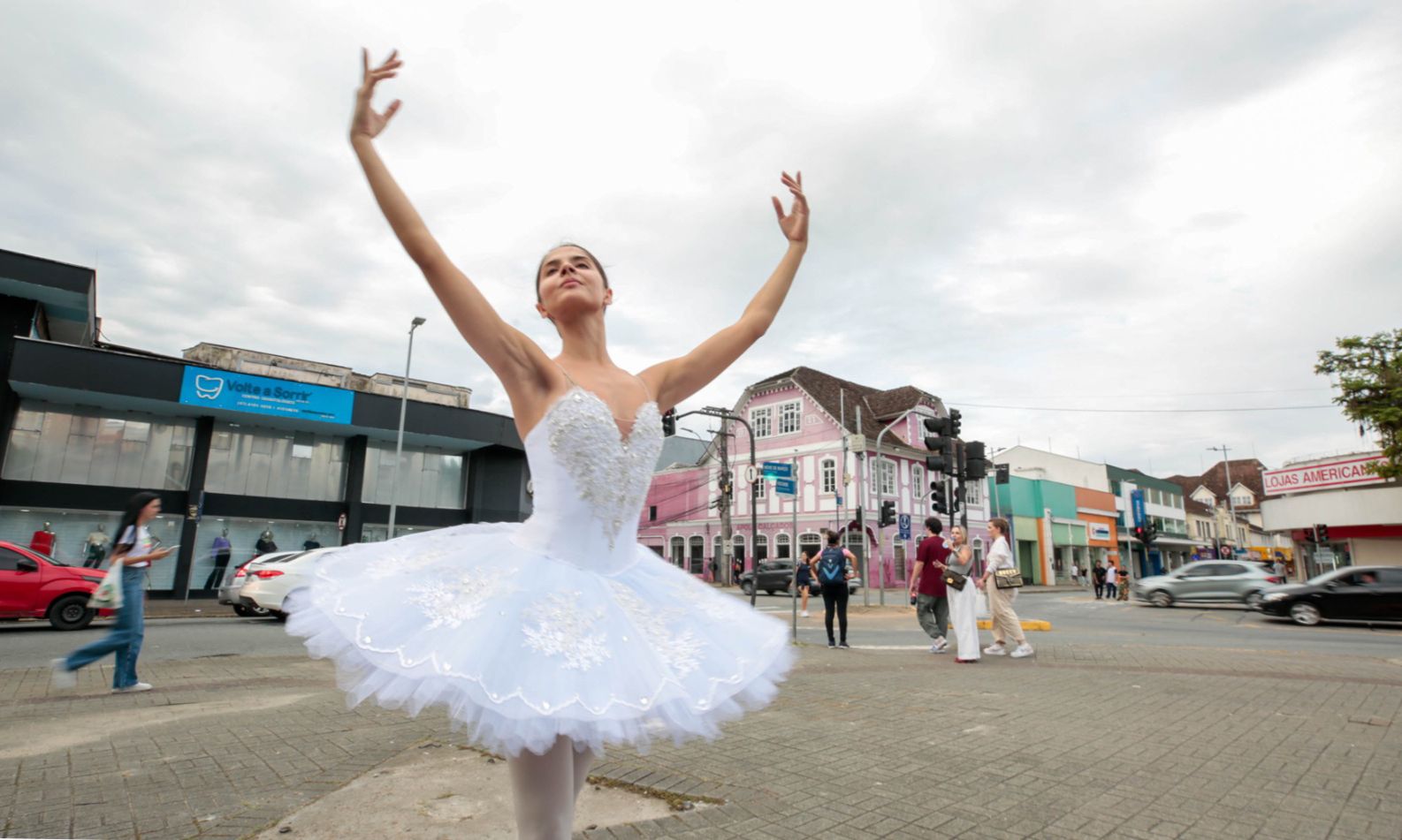 Praça com monumento de bailarina em tamanho real será construída no Centro de Joinville