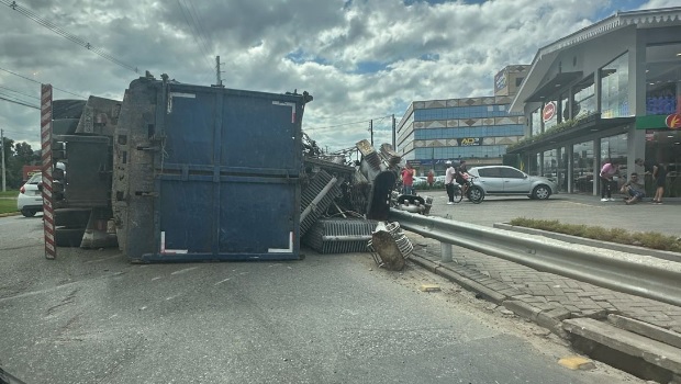 Caminhão tomba e interdita rotatória do parque da cidade no Guanabara